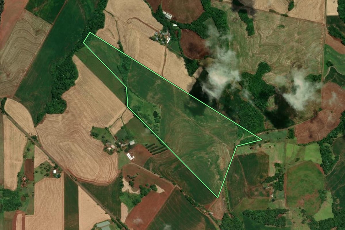 Imagem de satélite do imóvel rural em Tuparendi (RS), com o contorno declarado no CAR desenhado por cima.