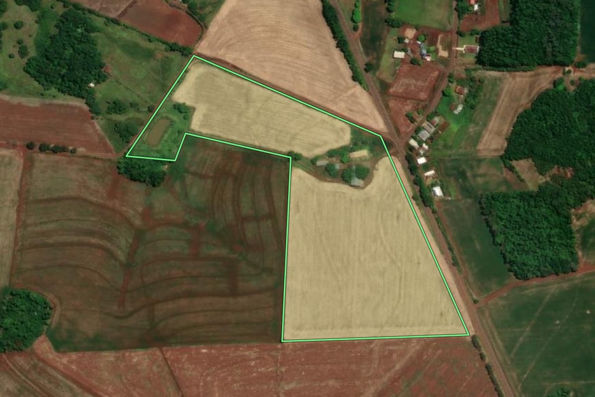 Imagem de satélite do imóvel rural em Tuparendi (RS), com o contorno declarado no CAR desenhado por cima.