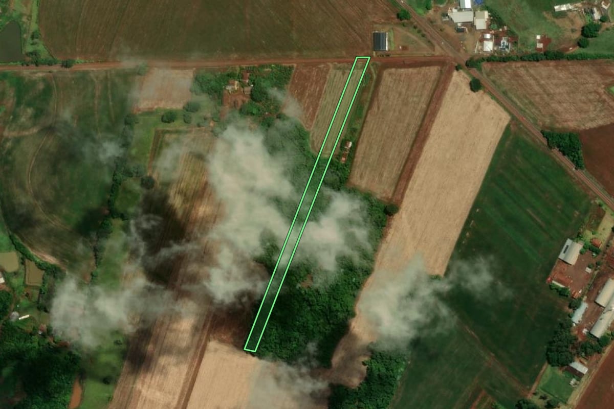 Imagem de satélite do imóvel rural em Tuparendi (RS), com o contorno declarado no CAR desenhado por cima.
