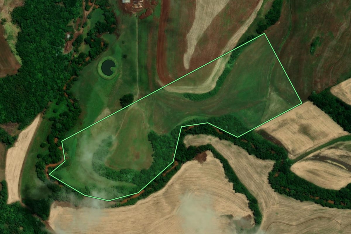 Imagem de satélite do imóvel rural em Tuparendi (RS), com o contorno declarado no CAR desenhado por cima.