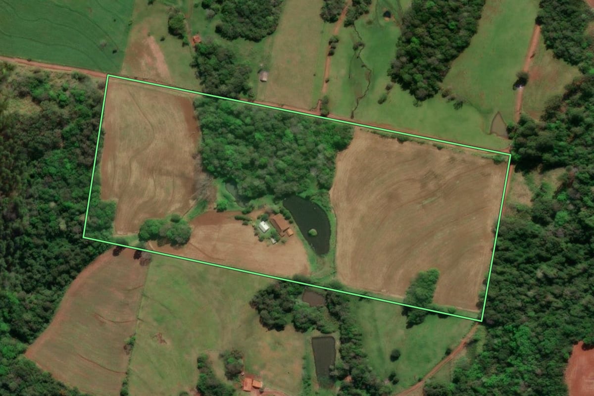 Imagem de satélite do imóvel rural em Tuparendi (RS), com o contorno declarado no CAR desenhado por cima.