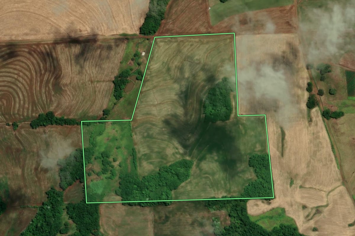 Imagem de satélite do imóvel rural em Tuparendi (RS), com o contorno declarado no CAR desenhado por cima.