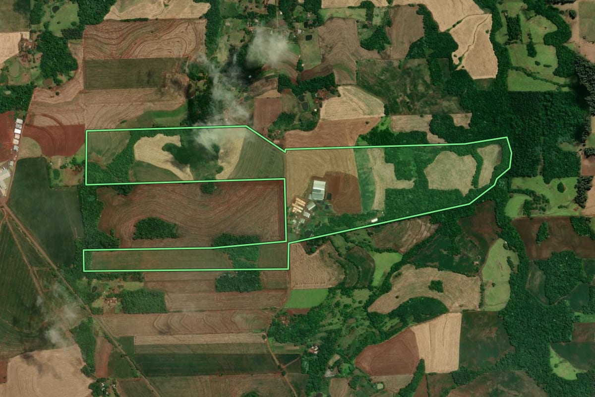 Imagem de satélite do imóvel rural em Tuparendi (RS), com o contorno declarado no CAR desenhado por cima.