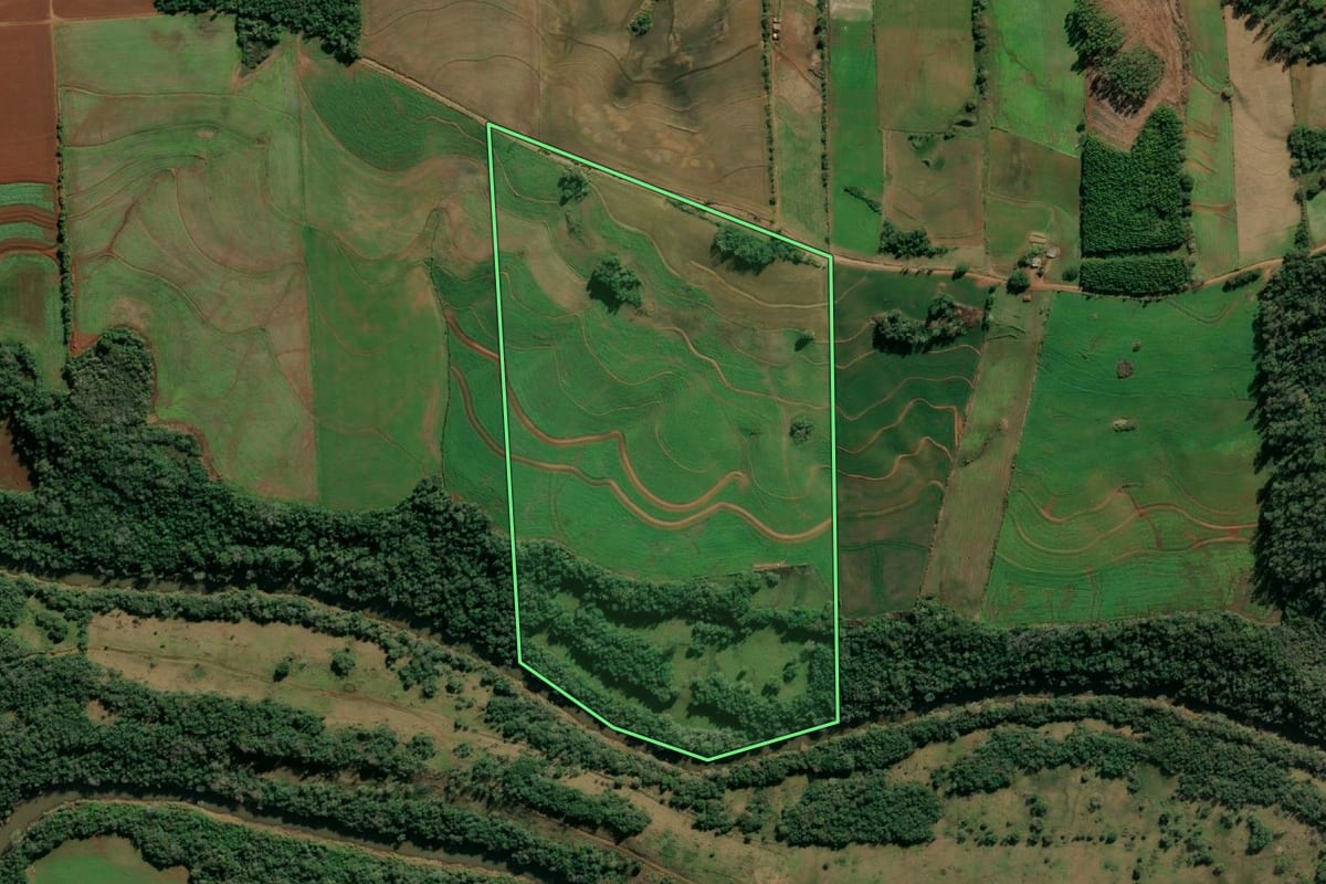 Imagem de satélite do imóvel rural em Tuparendi (RS), com o contorno declarado no CAR desenhado por cima.