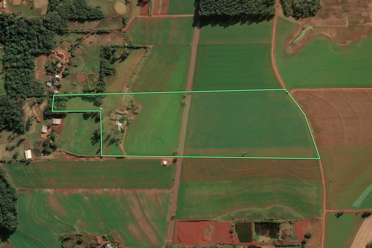 Imagem de satélite do imóvel rural em Tuparendi (RS), com o contorno declarado no CAR desenhado por cima.