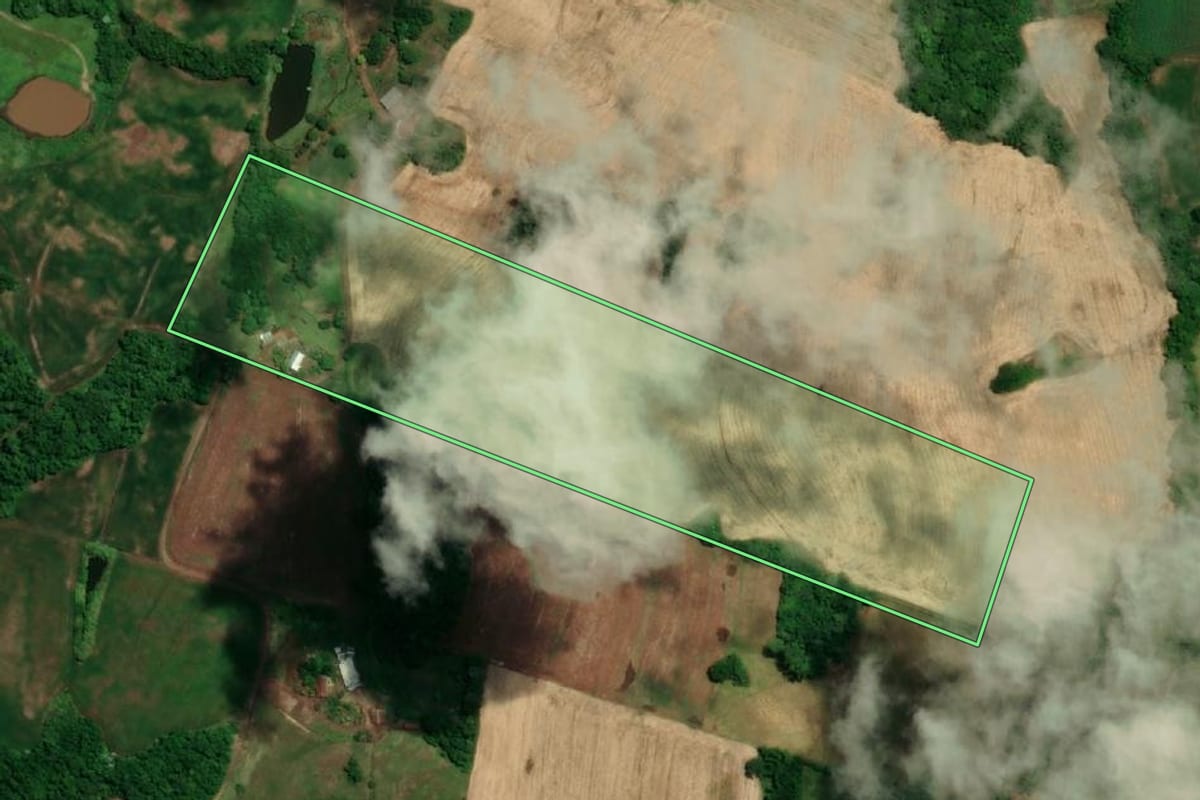 Imagem de satélite do imóvel rural em Tuparendi (RS), com o contorno declarado no CAR desenhado por cima.