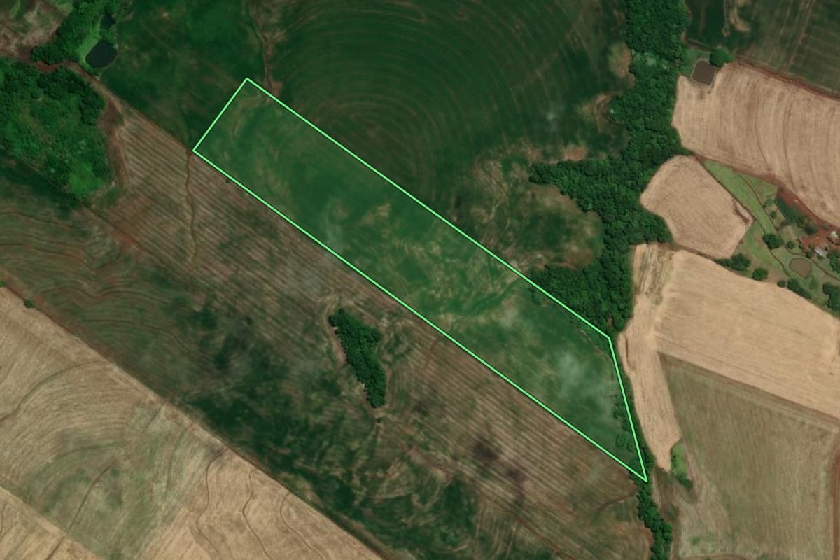 Imagem de satélite do imóvel rural em Tuparendi (RS), com o contorno declarado no CAR desenhado por cima.
