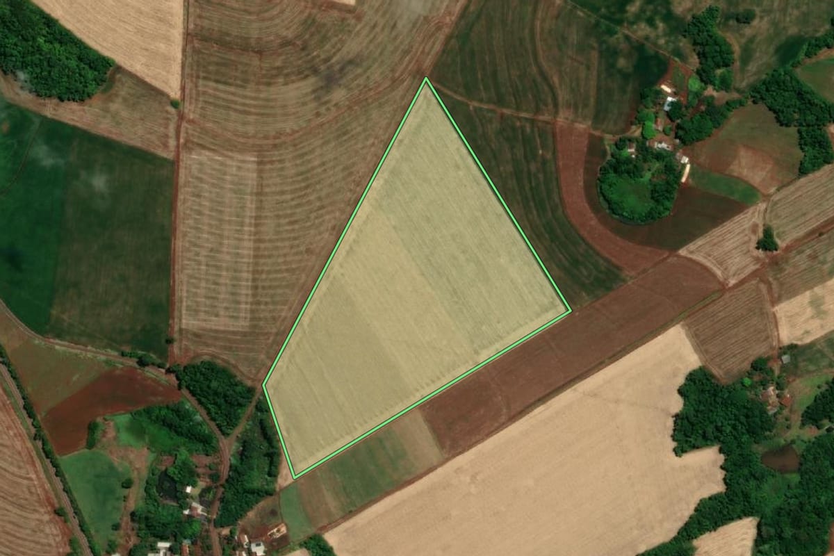 Imagem de satélite do imóvel rural em Tuparendi (RS), com o contorno declarado no CAR desenhado por cima.