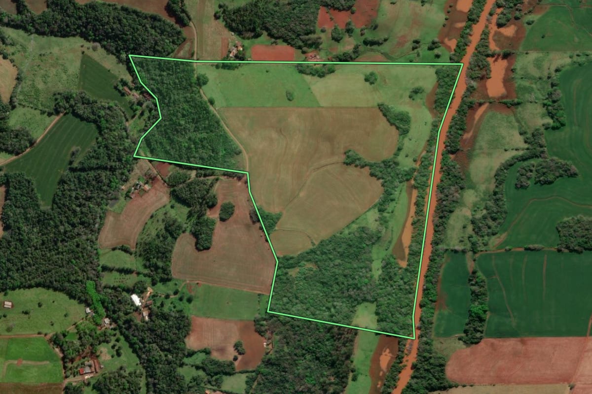 Imagem de satélite do imóvel rural em Tuparendi (RS), com o contorno declarado no CAR desenhado por cima.