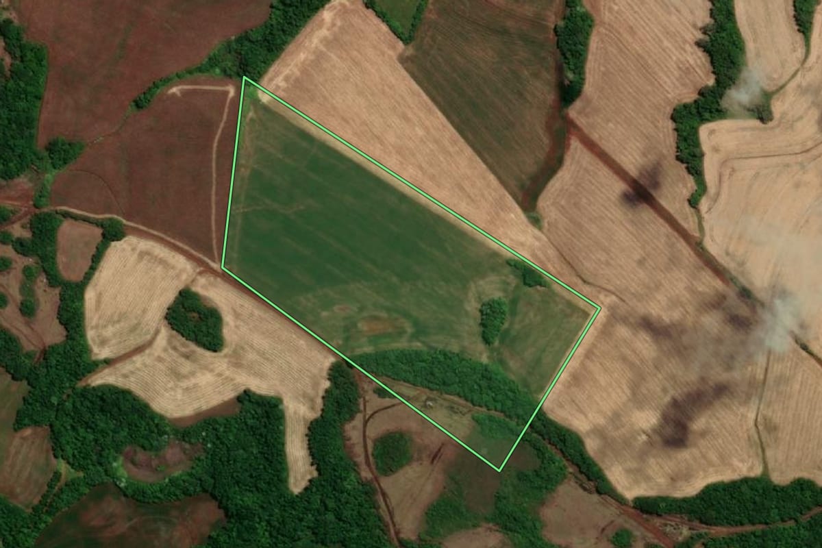 Imagem de satélite do imóvel rural em Tuparendi (RS), com o contorno declarado no CAR desenhado por cima.