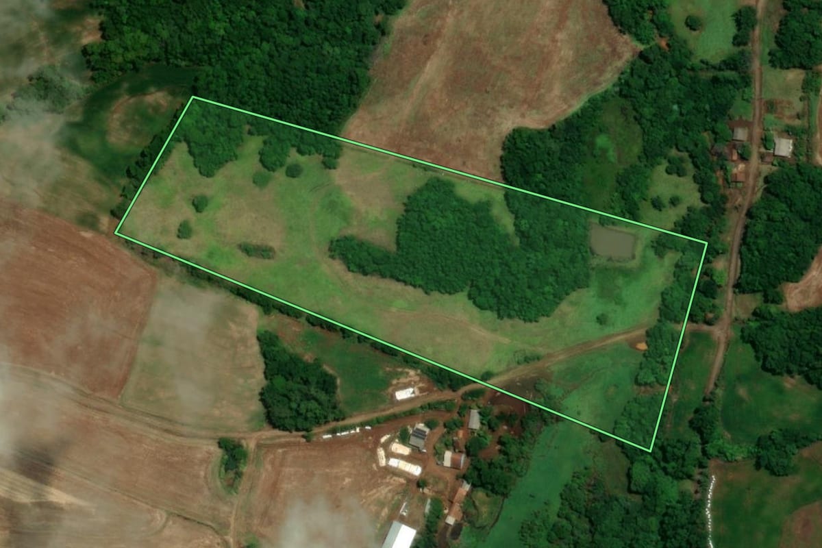 Imagem de satélite do imóvel rural em Tuparendi (RS), com o contorno declarado no CAR desenhado por cima.