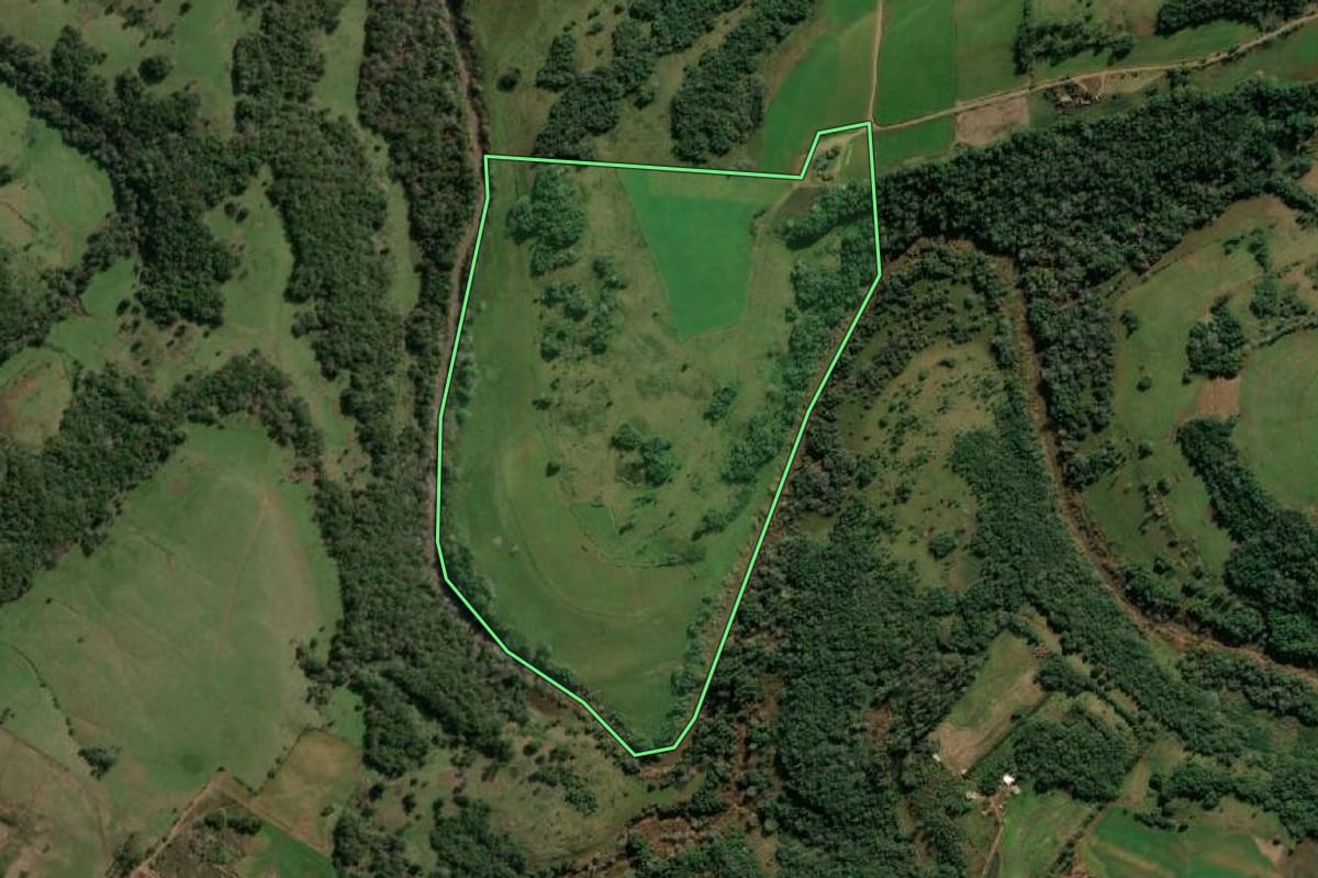 Imagem de satélite do imóvel rural em Tuparendi (RS), com o contorno declarado no CAR desenhado por cima.
