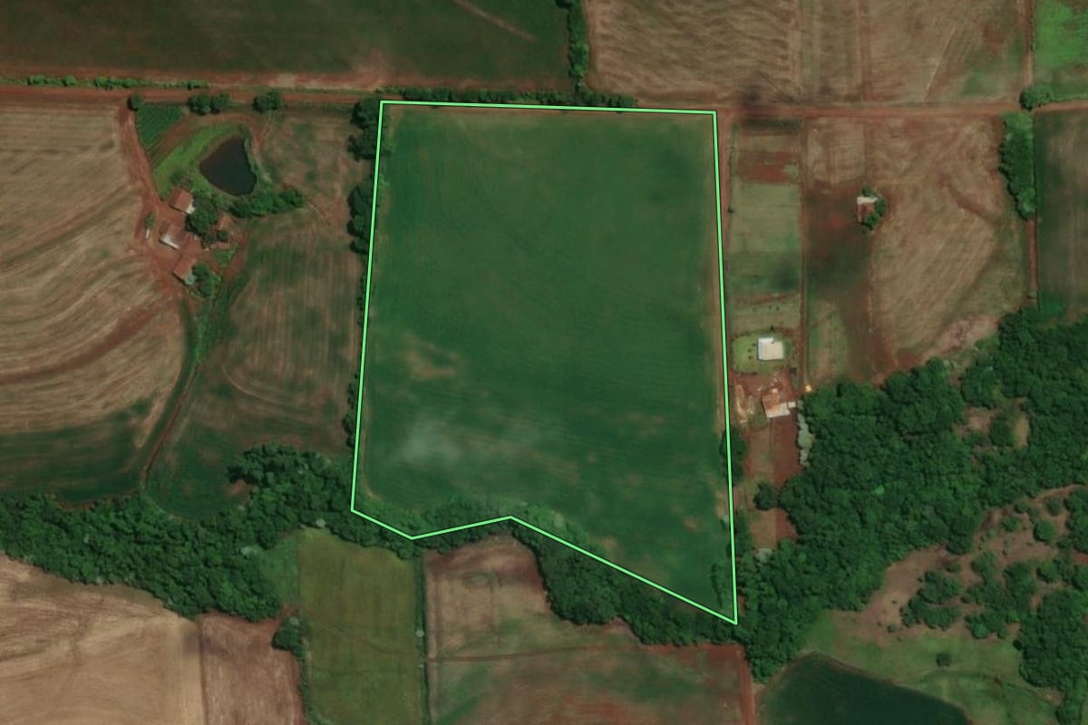 Imagem de satélite do imóvel rural em Tuparendi (RS), com o contorno declarado no CAR desenhado por cima.