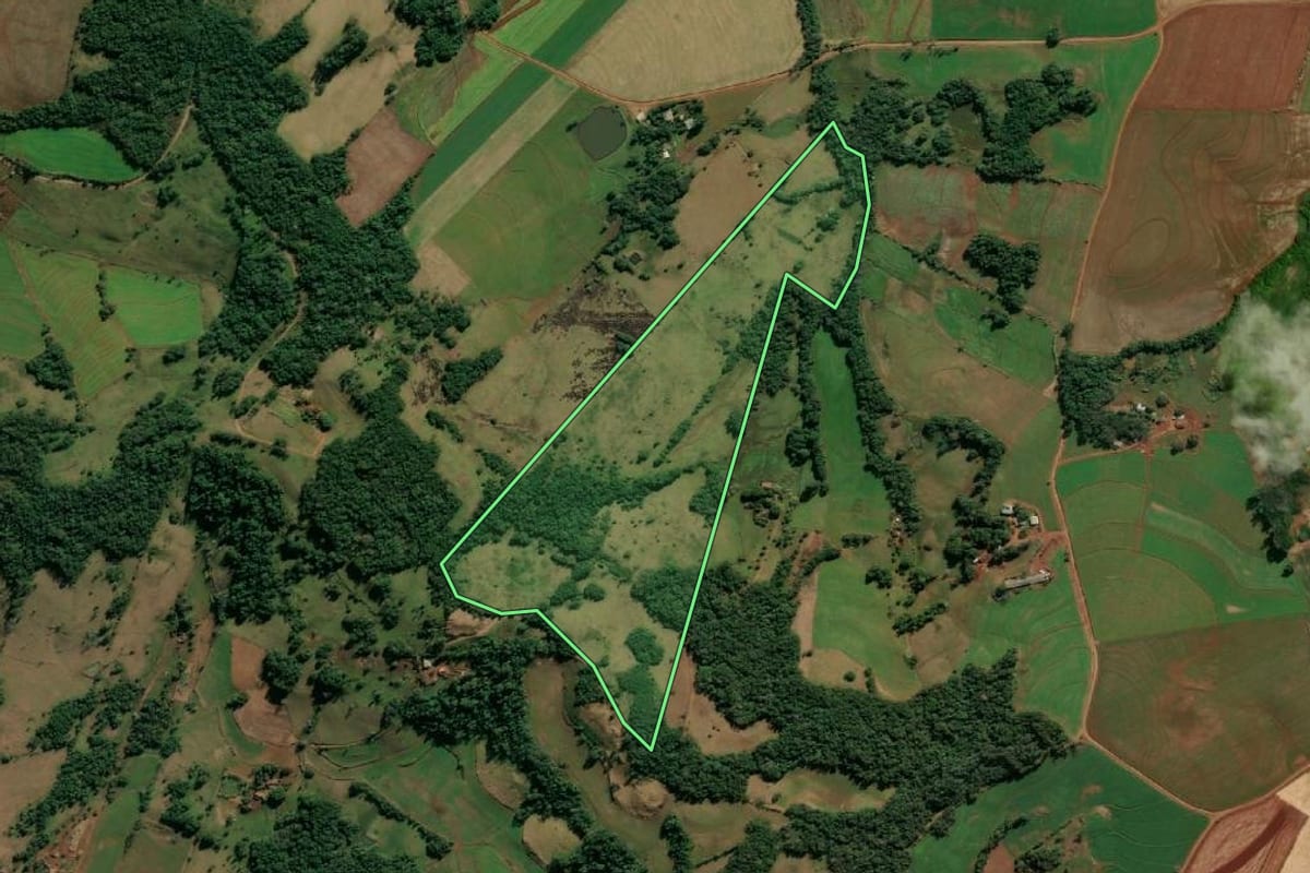 Imagem de satélite do imóvel rural em Tuparendi (RS), com o contorno declarado no CAR desenhado por cima.
