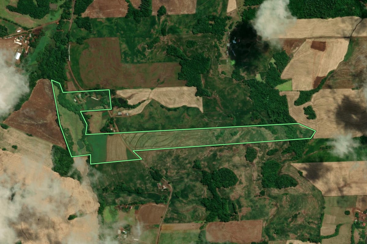 Imagem de satélite do imóvel rural em Tuparendi (RS), com o contorno declarado no CAR desenhado por cima.
