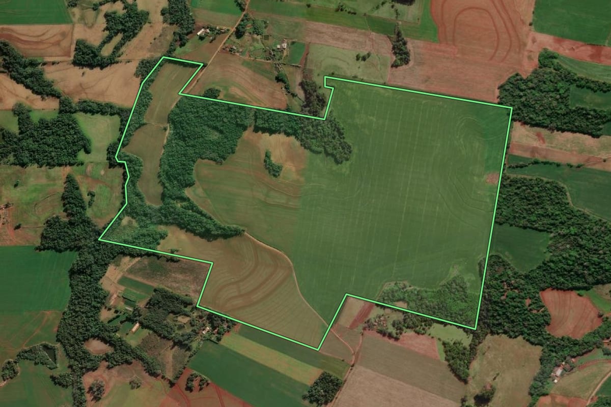 Imagem de satélite do imóvel rural em Tuparendi (RS), com o contorno declarado no CAR desenhado por cima.
