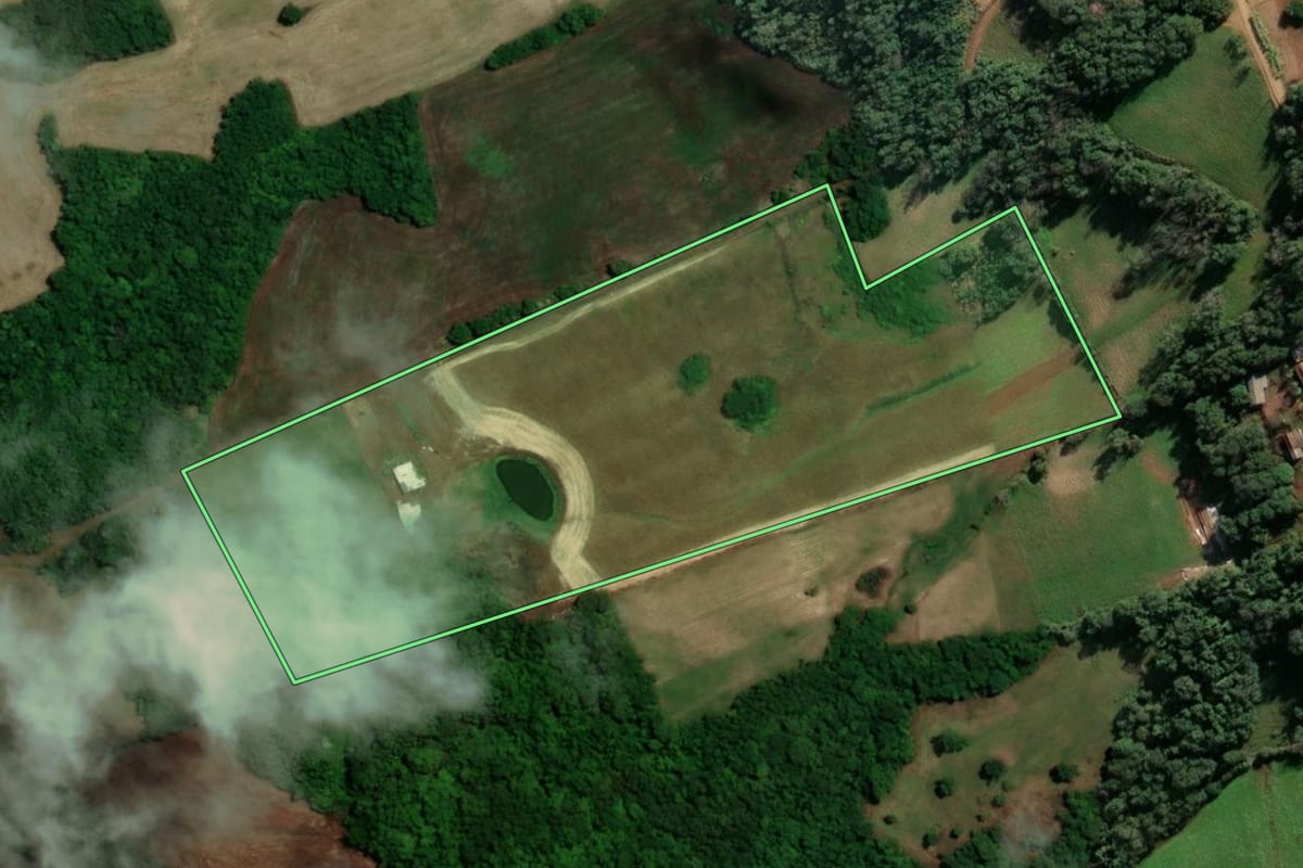 Imagem de satélite do imóvel rural em Tuparendi (RS), com o contorno declarado no CAR desenhado por cima.