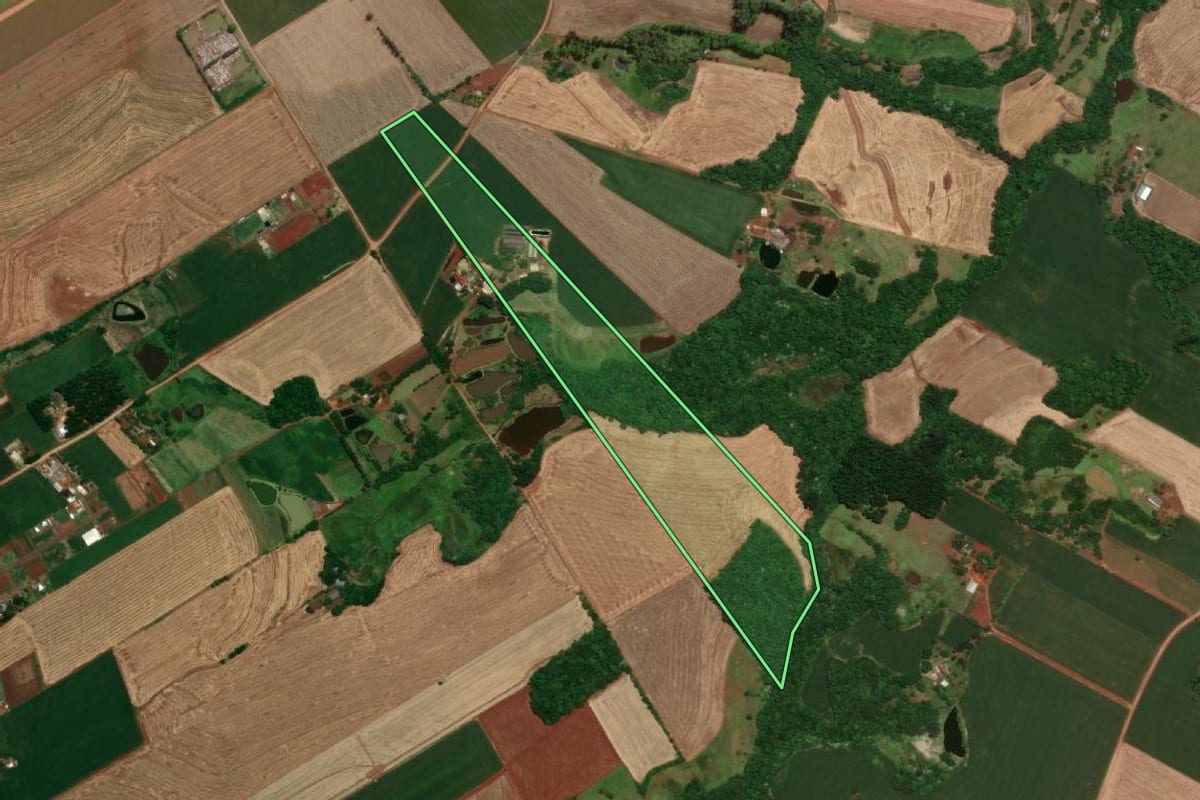 Imagem de satélite do imóvel rural em Tuparendi (RS), com o contorno declarado no CAR desenhado por cima.
