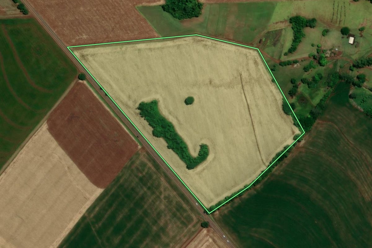 Imagem de satélite do imóvel rural em Tuparendi (RS), com o contorno declarado no CAR desenhado por cima.