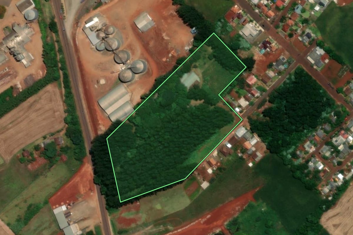 Imagem de satélite do imóvel rural em Tuparendi (RS), com o contorno declarado no CAR desenhado por cima.