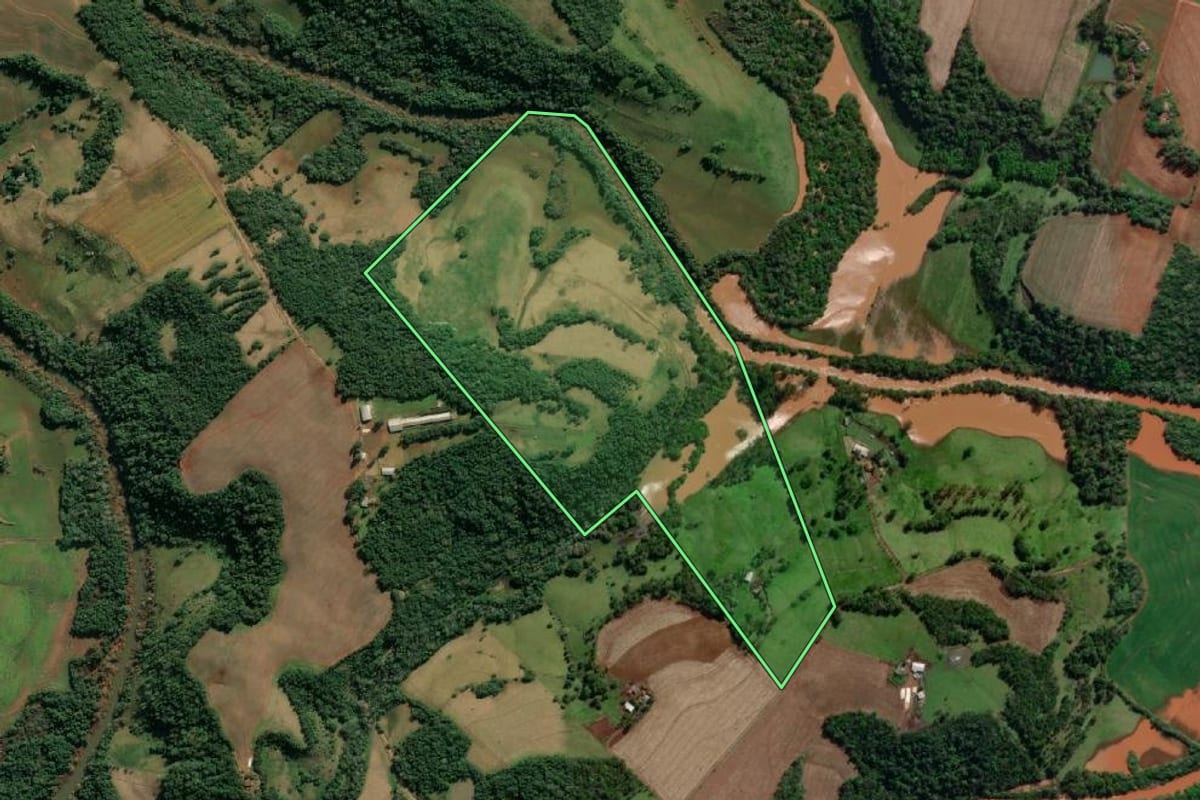 Imagem de satélite do imóvel rural em Tuparendi (RS), com o contorno declarado no CAR desenhado por cima.