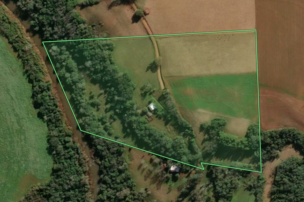 Imagem de satélite do imóvel rural em Tuparendi (RS), com o contorno declarado no CAR desenhado por cima.