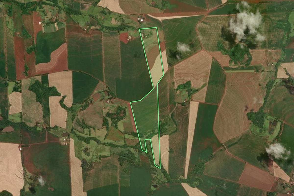 Imagem de satélite do imóvel rural em Tuparendi (RS), com o contorno declarado no CAR desenhado por cima.