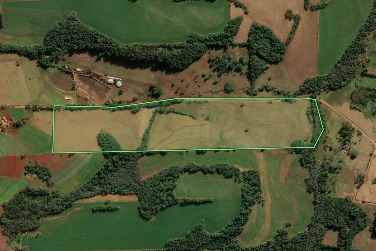 Imagem de satélite do imóvel rural em Tuparendi (RS), com o contorno declarado no CAR desenhado por cima.