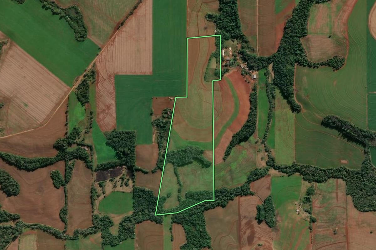 Imagem de satélite do imóvel rural em Tuparendi (RS), com o contorno declarado no CAR desenhado por cima.
