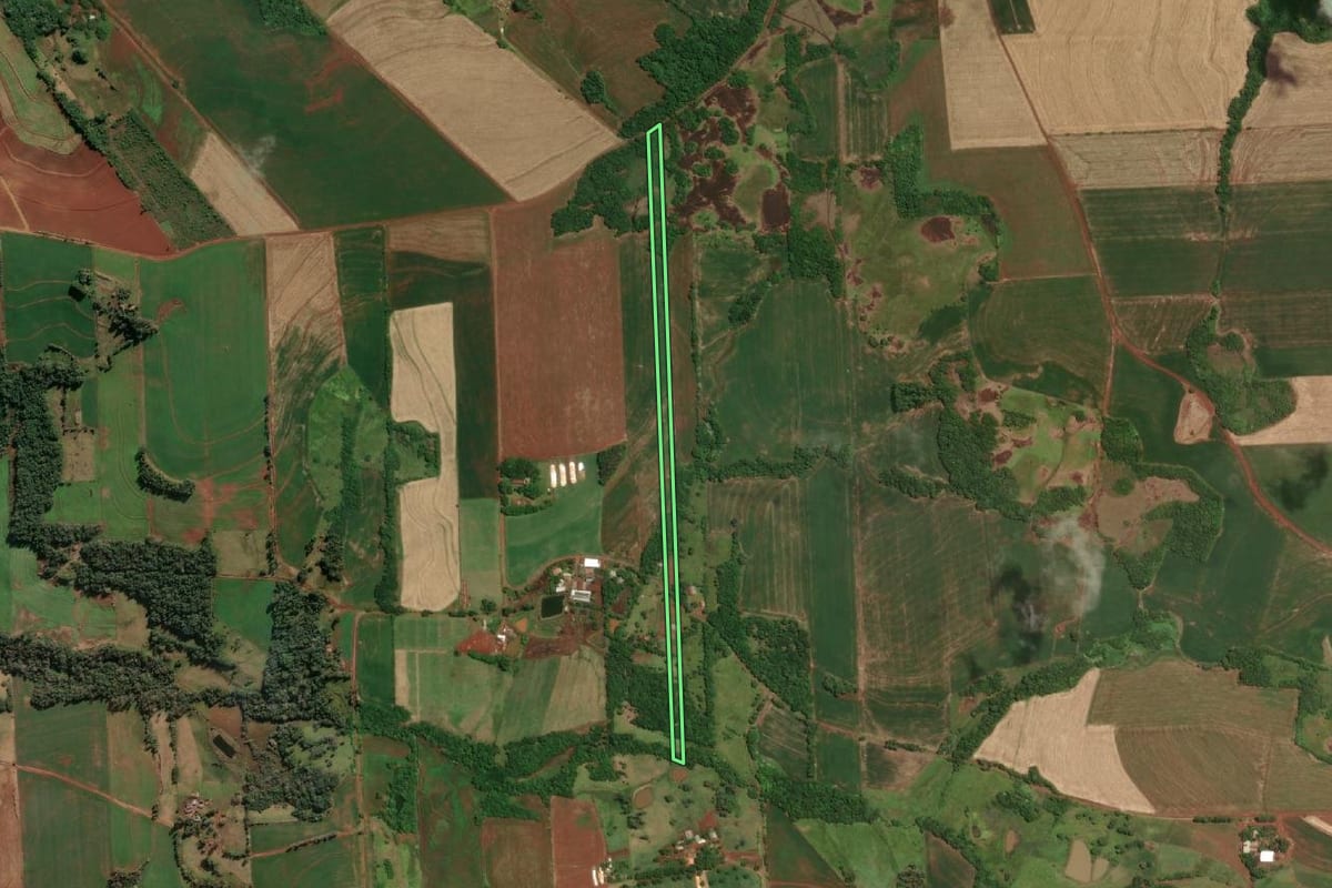 Imagem de satélite do imóvel rural em Tuparendi (RS), com o contorno declarado no CAR desenhado por cima.