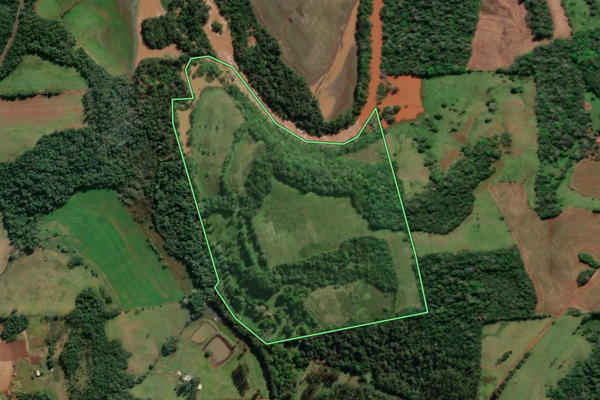 Imagem de satélite do imóvel rural em Tuparendi (RS), com o contorno declarado no CAR desenhado por cima.