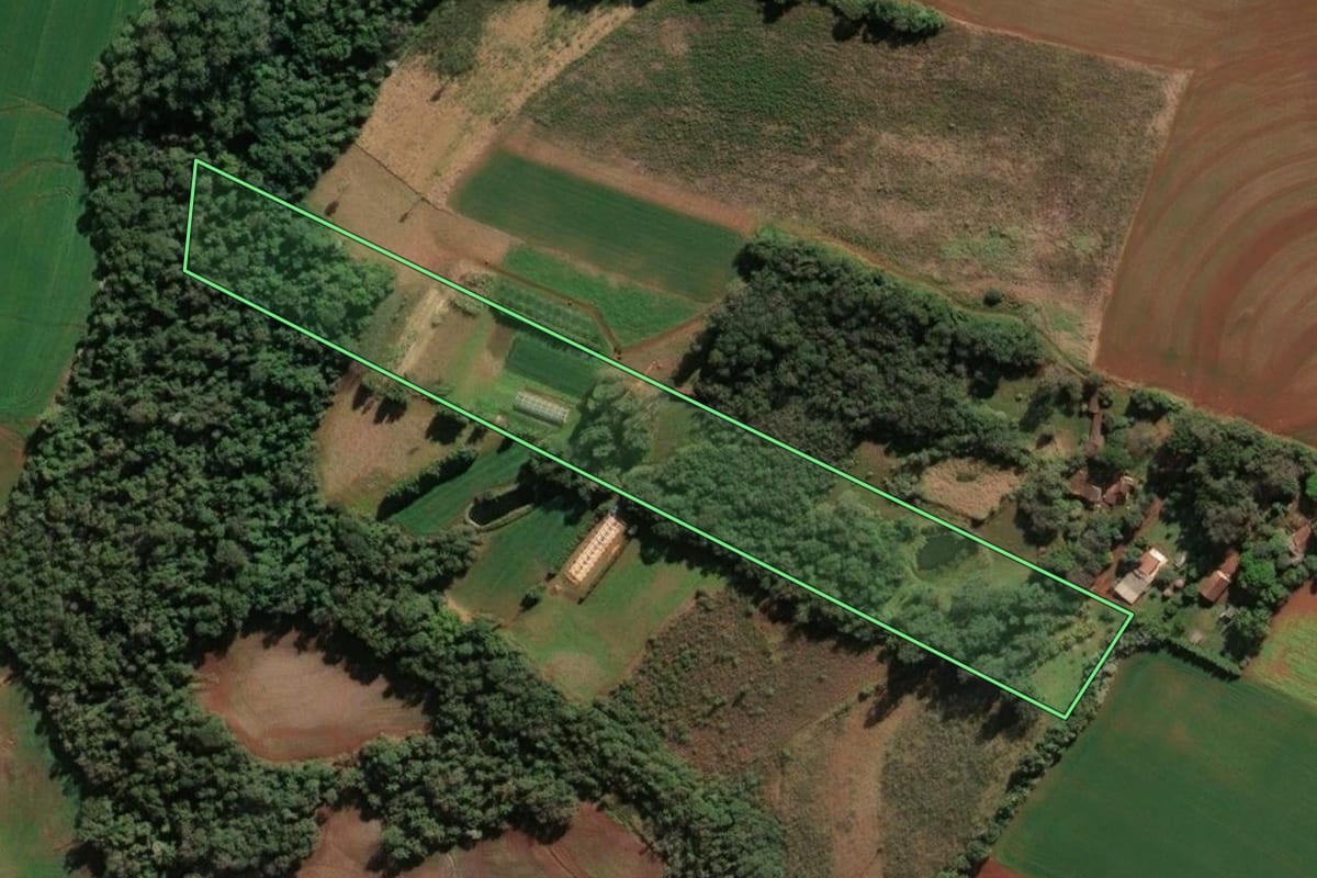 Imagem de satélite do imóvel rural em Tuparendi (RS), com o contorno declarado no CAR desenhado por cima.