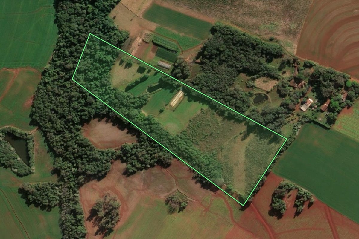 Imagem de satélite do imóvel rural em Tuparendi (RS), com o contorno declarado no CAR desenhado por cima.