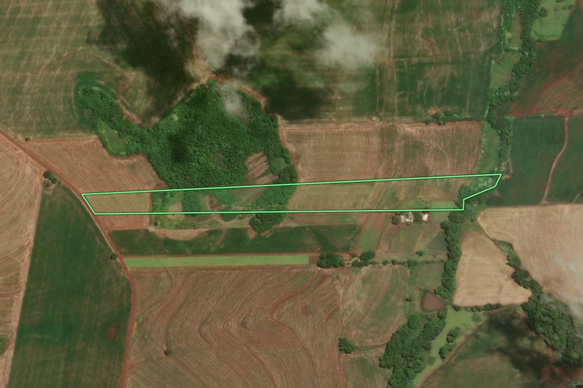 Imagem de satélite do imóvel rural em Tuparendi (RS), com o contorno declarado no CAR desenhado por cima.