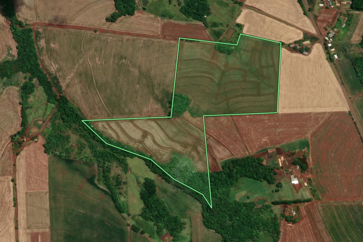 Imagem de satélite do imóvel rural em Tuparendi (RS), com o contorno declarado no CAR desenhado por cima.