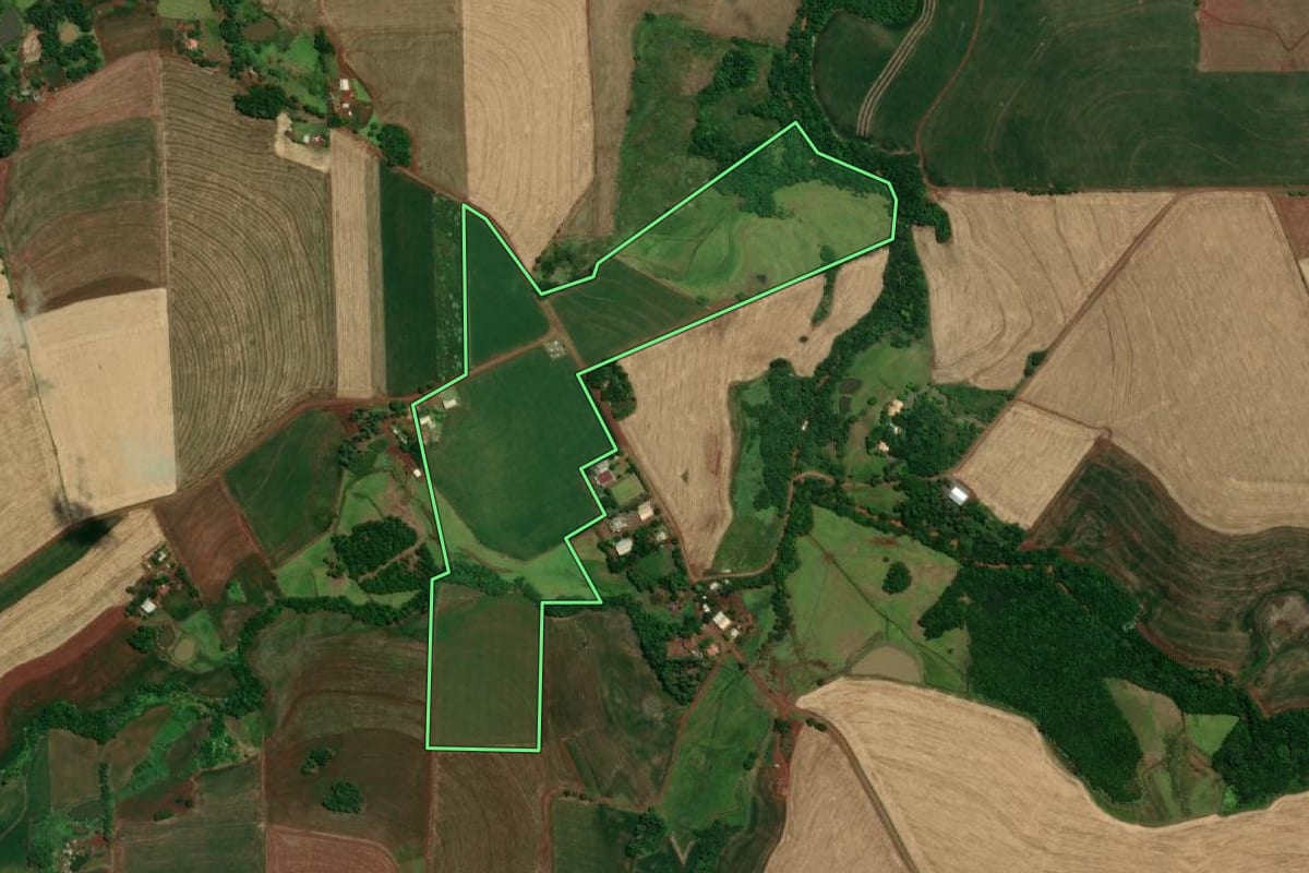 Imagem de satélite do imóvel rural em Tuparendi (RS), com o contorno declarado no CAR desenhado por cima.