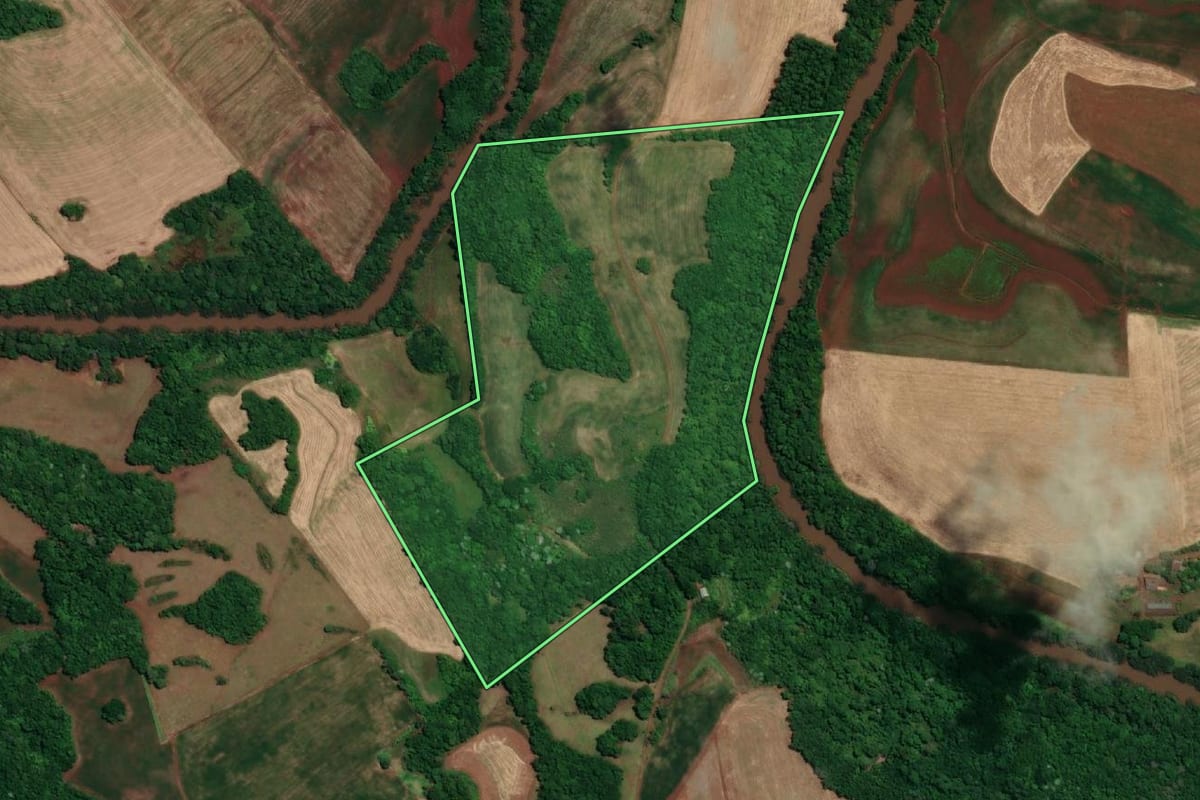 Imagem de satélite do imóvel rural em Tuparendi (RS), com o contorno declarado no CAR desenhado por cima.