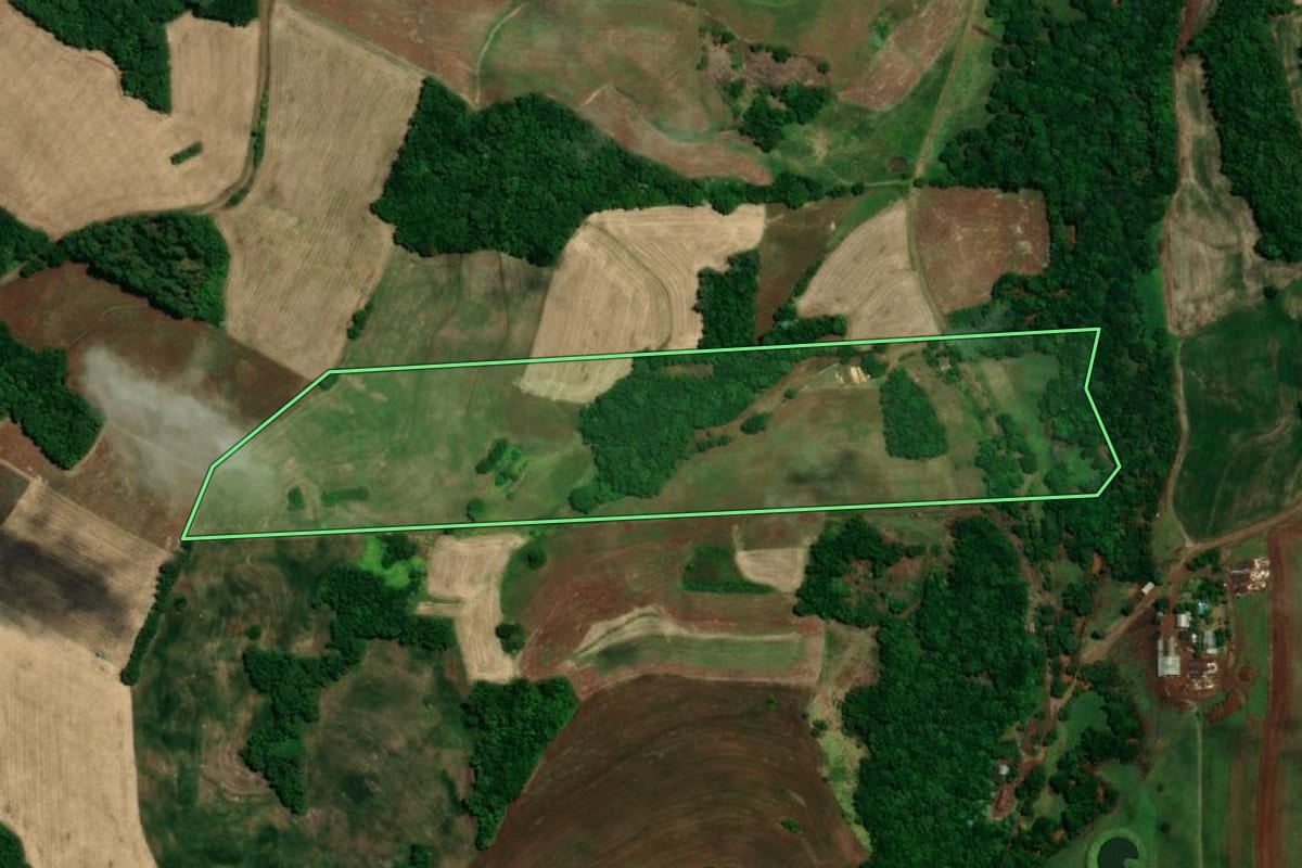 Imagem de satélite do imóvel rural em Tuparendi (RS), com o contorno declarado no CAR desenhado por cima.