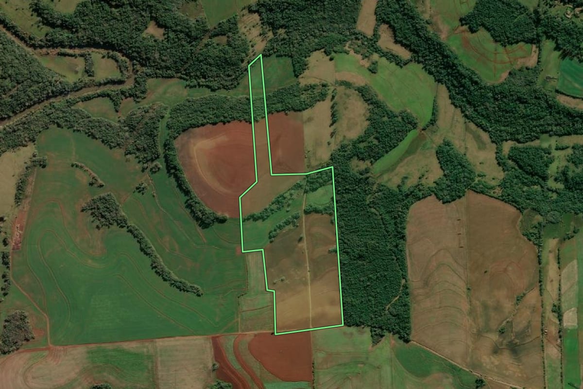 Imagem de satélite do imóvel rural em Tuparendi (RS), com o contorno declarado no CAR desenhado por cima.