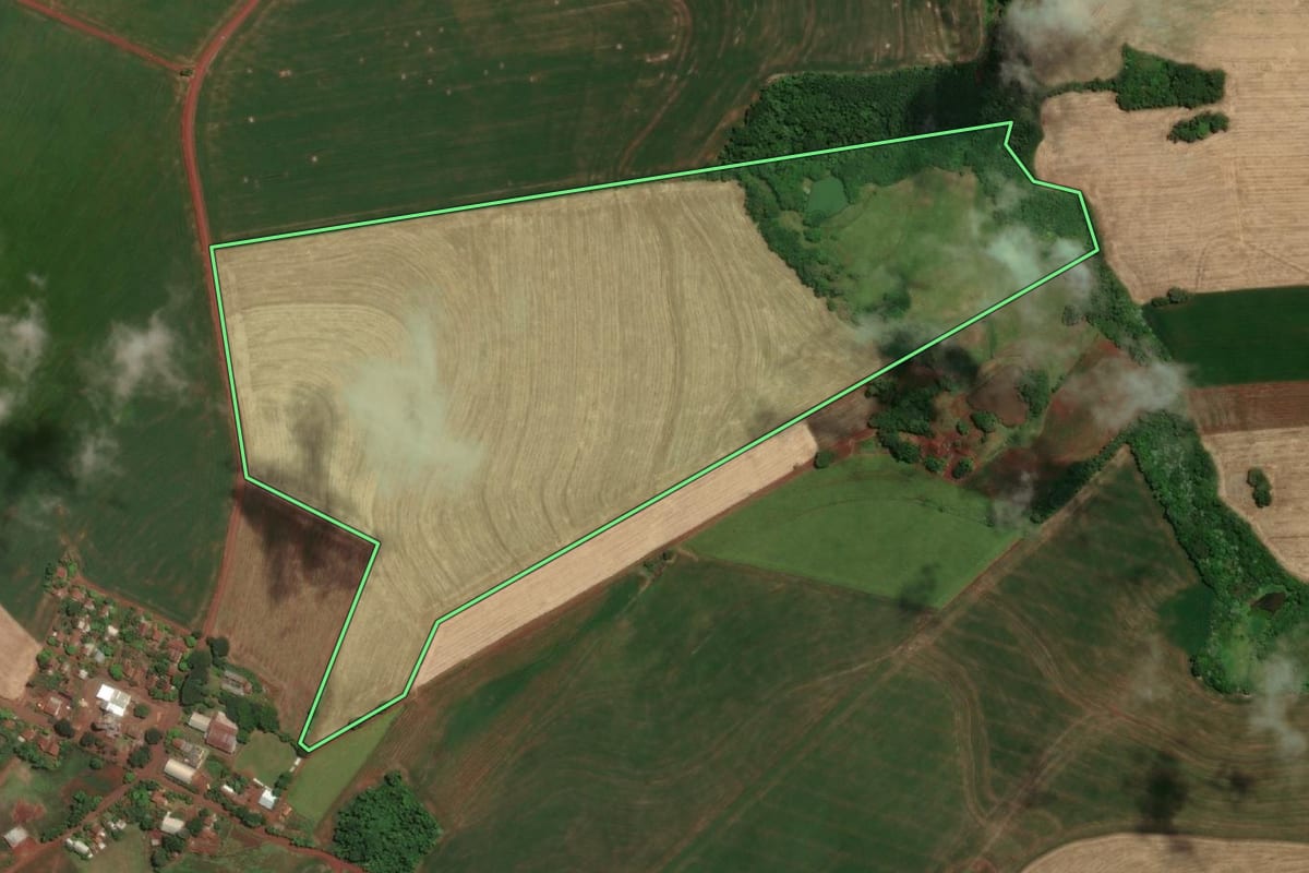 Imagem de satélite do imóvel rural em Tuparendi (RS), com o contorno declarado no CAR desenhado por cima.