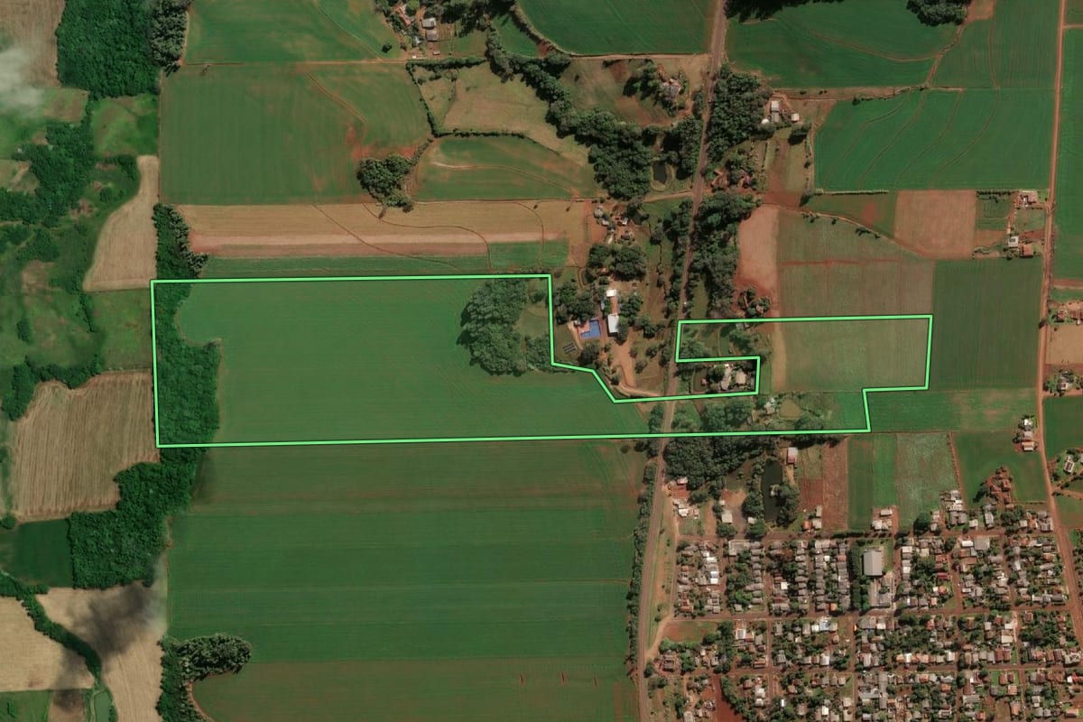 Imagem de satélite do imóvel rural em Tuparendi (RS), com o contorno declarado no CAR desenhado por cima.