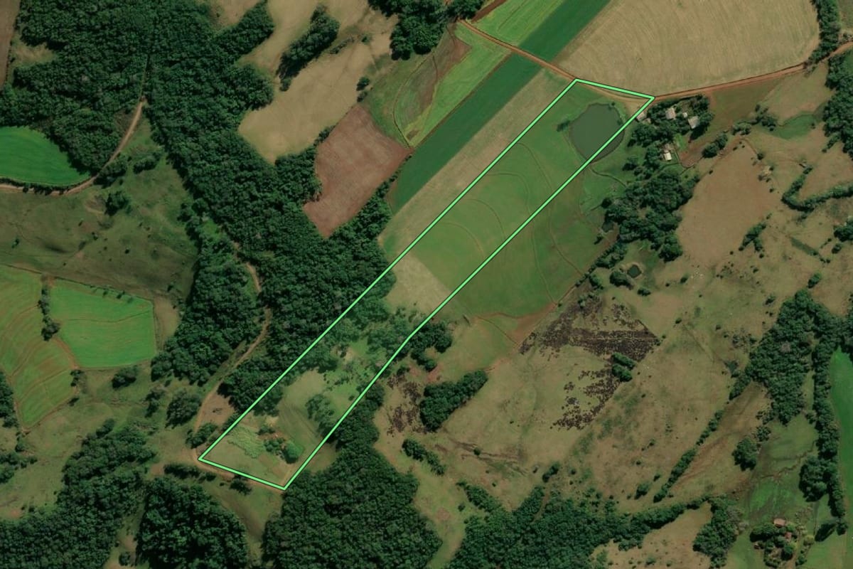 Imagem de satélite do imóvel rural em Tuparendi (RS), com o contorno declarado no CAR desenhado por cima.