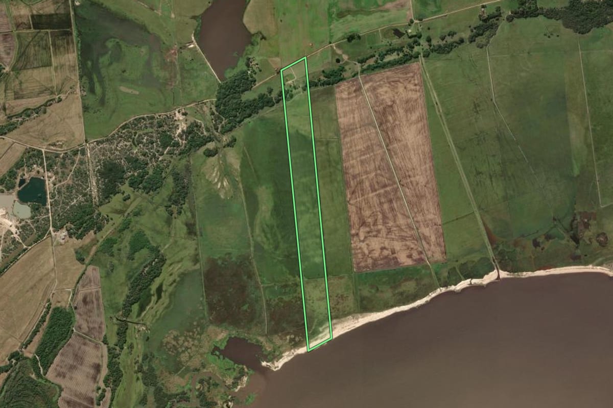 Imagem de satélite do imóvel rural em Turuçu (RS), com o contorno declarado no CAR desenhado por cima.