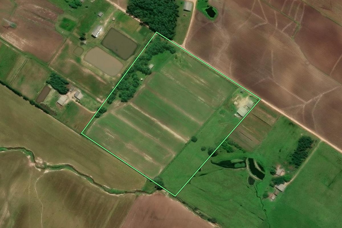 Imagem de satélite do imóvel rural em Turuçu (RS), com o contorno declarado no CAR desenhado por cima.