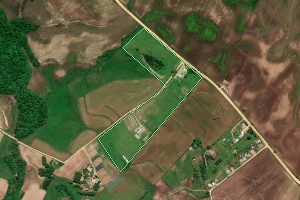Imagem de satélite do imóvel rural em Turuçu (RS), com o contorno declarado no CAR desenhado por cima.