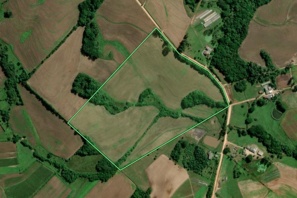 Imagem de satélite do imóvel rural em Turuçu (RS), com o contorno declarado no CAR desenhado por cima.
