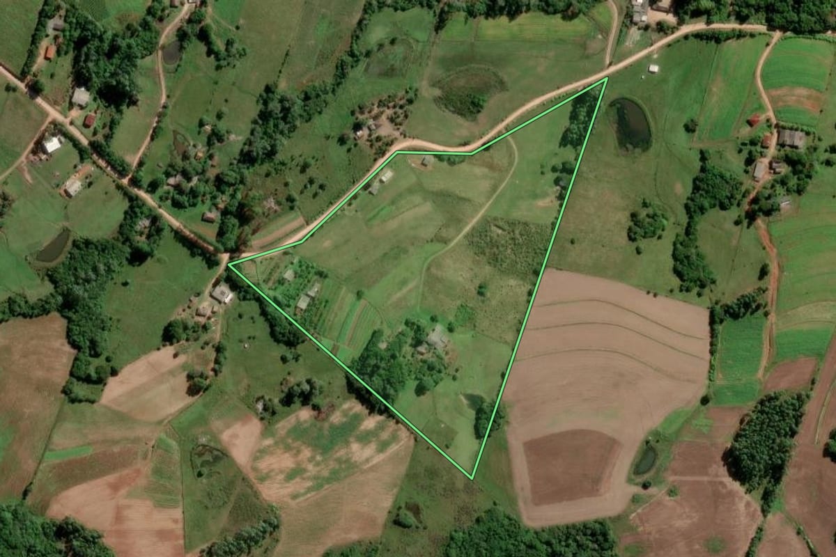 Imagem de satélite do imóvel rural em Turuçu (RS), com o contorno declarado no CAR desenhado por cima.