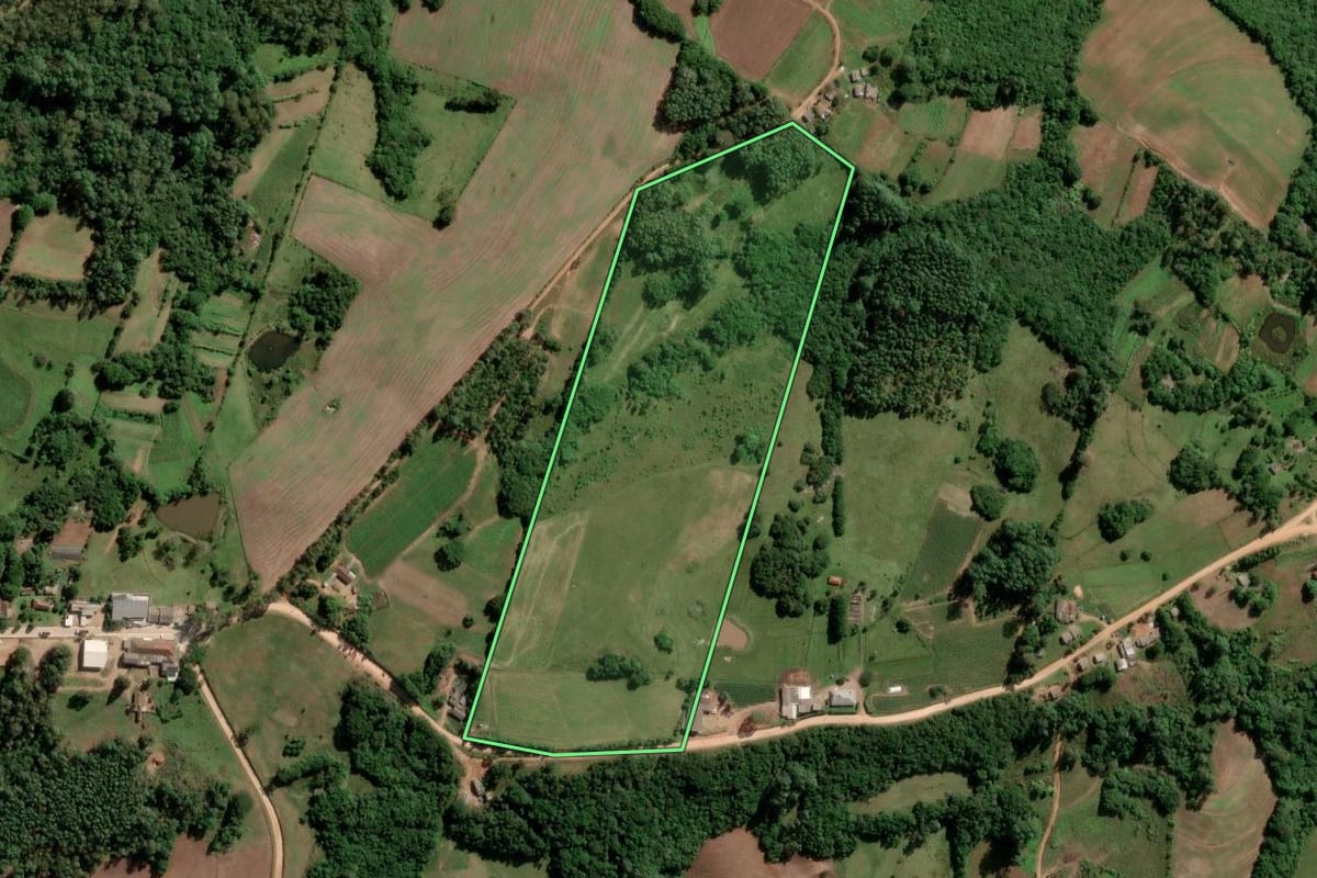 Imagem de satélite do imóvel rural em Turuçu (RS), com o contorno declarado no CAR desenhado por cima.