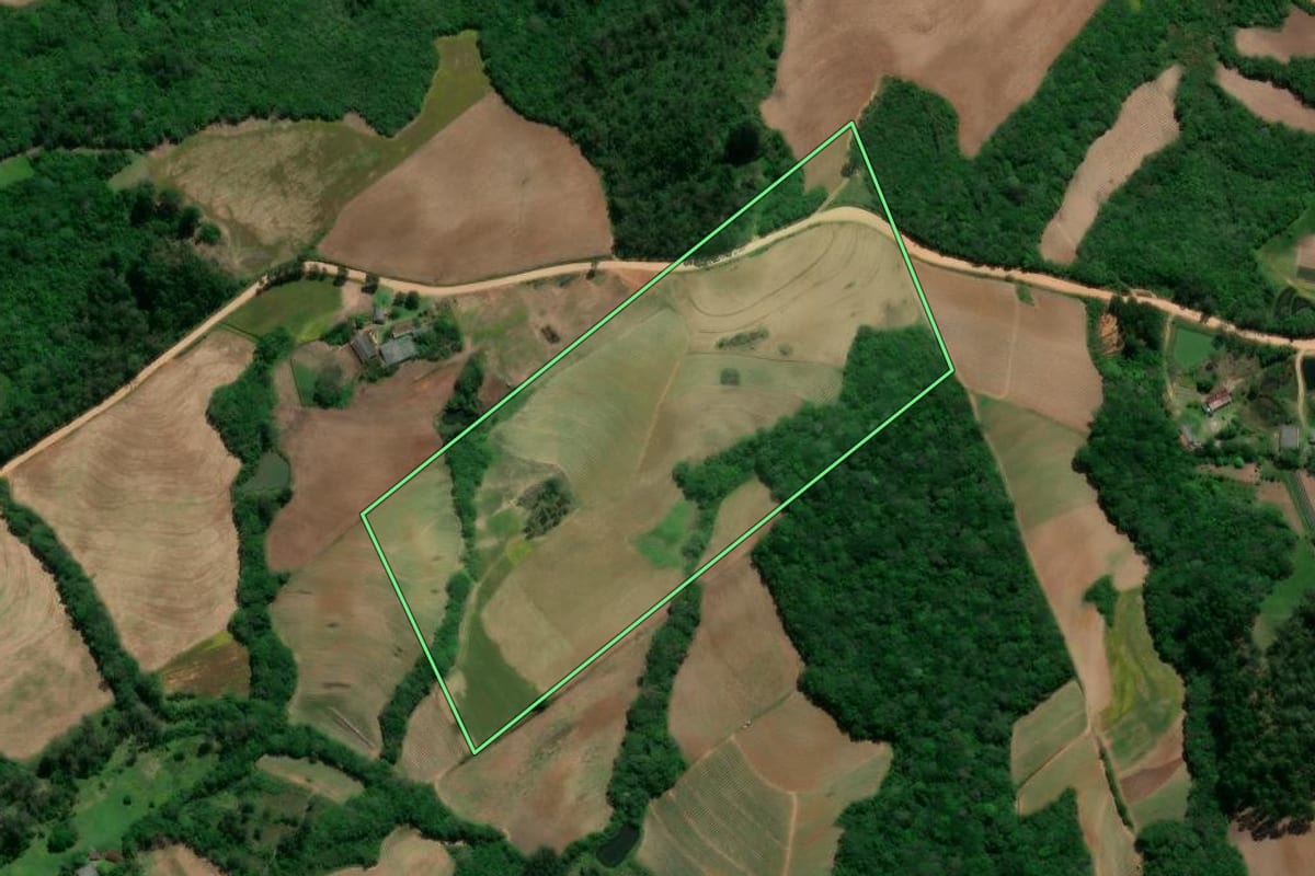 Imagem de satélite do imóvel rural em Turuçu (RS), com o contorno declarado no CAR desenhado por cima.