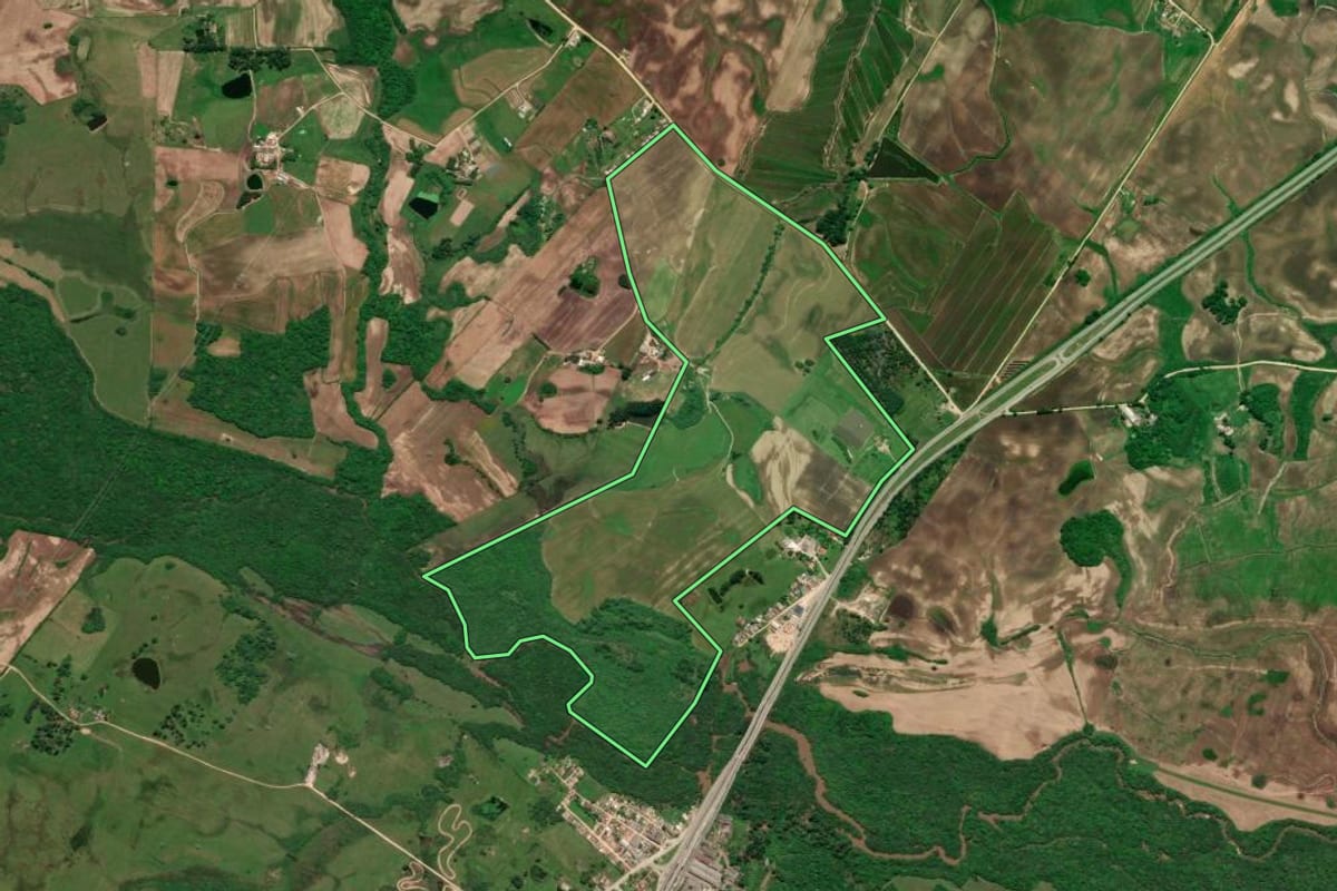 Imagem de satélite do imóvel rural em Turuçu (RS), com o contorno declarado no CAR desenhado por cima.